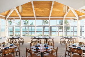 2 restaurants; breakfast, lunch, and dinner served