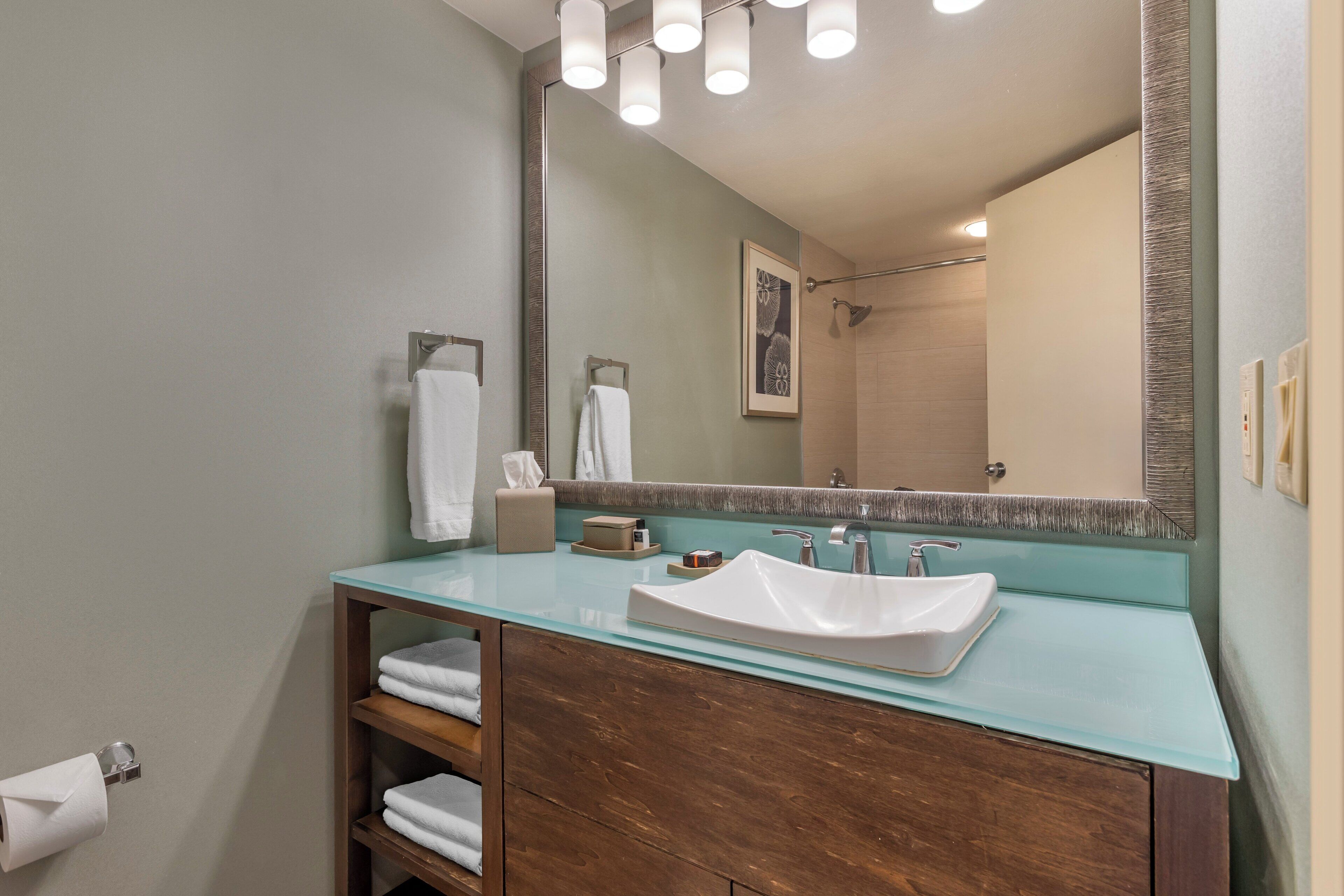 combined shower/bathtub, free toiletries, hair dryer, slippers