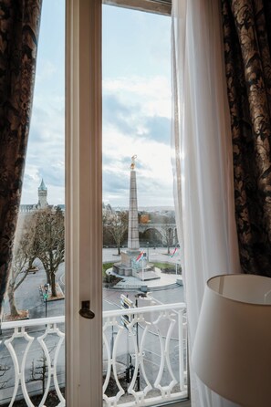 Superior Double Room | Minibar, in-room safe, individually decorated, individually furnished - Grand Hotel Cravat (Luxembourg City)