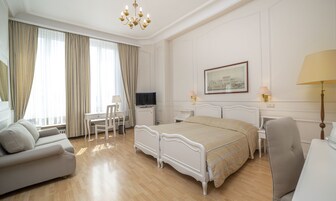 Superior Twin Room | Minibar, in-room safe, individually decorated, individually furnished