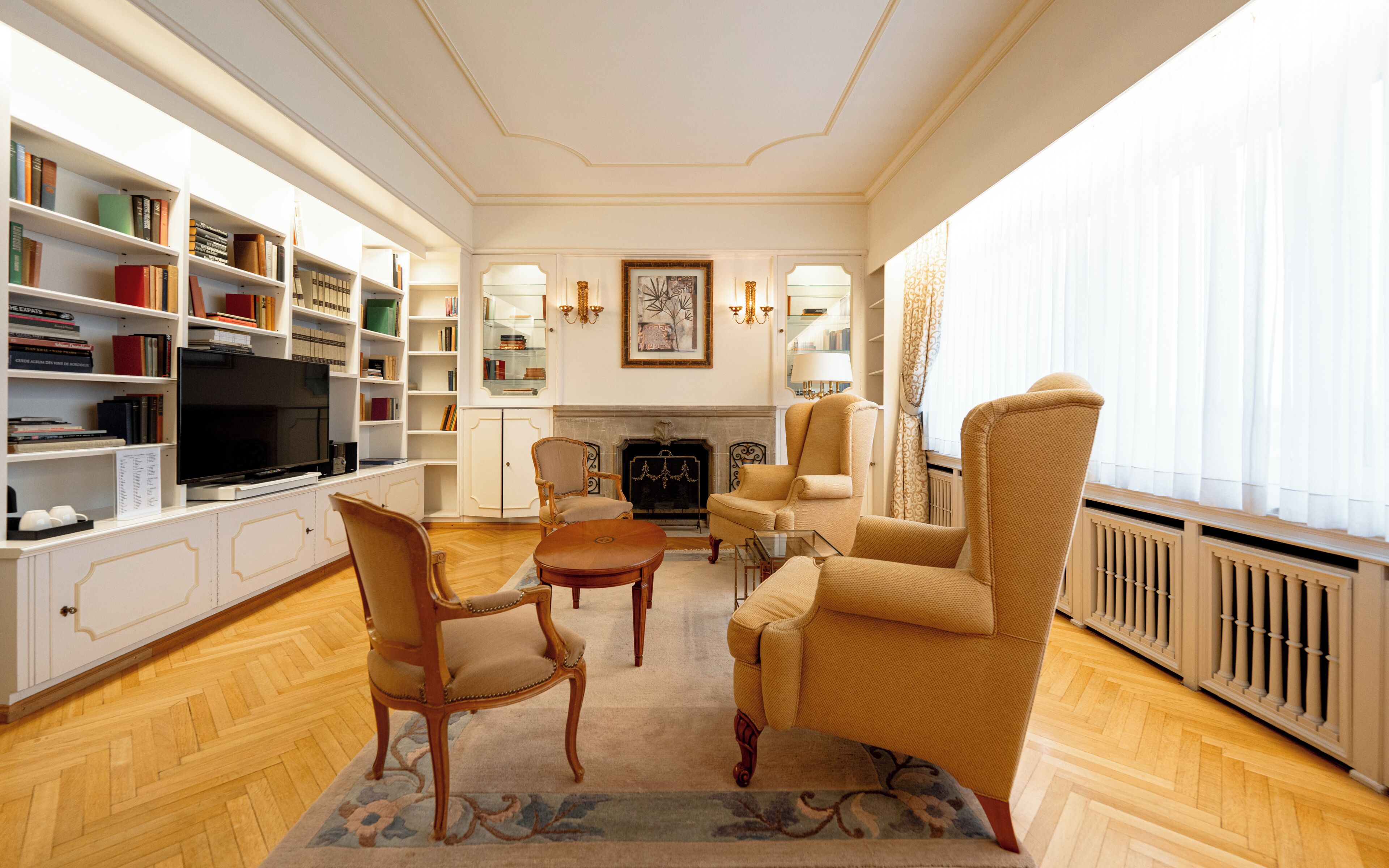 Junior Suite, Non Smoking | Living area | 40-cm LCD TV with cable channels, TV, offices