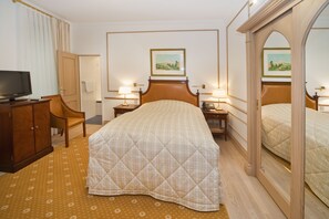 Executive Single Room | Minibar, in-room safe, individually decorated, individually furnished - Grand Hotel Cravat (Luxembourg City)