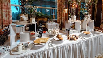 Bữa sáng buffet hàng ngày với phụ phí nhỏ