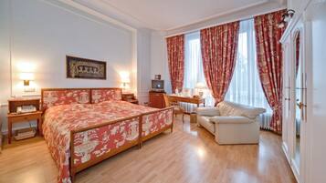 Een minibar, een kluis op de kamer, individueel gedecoreerd