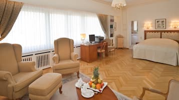 Junior-Suite, Nichtraucher | Minibar, Zimmersafe, individuell dekoriert, individuell eingerichtet