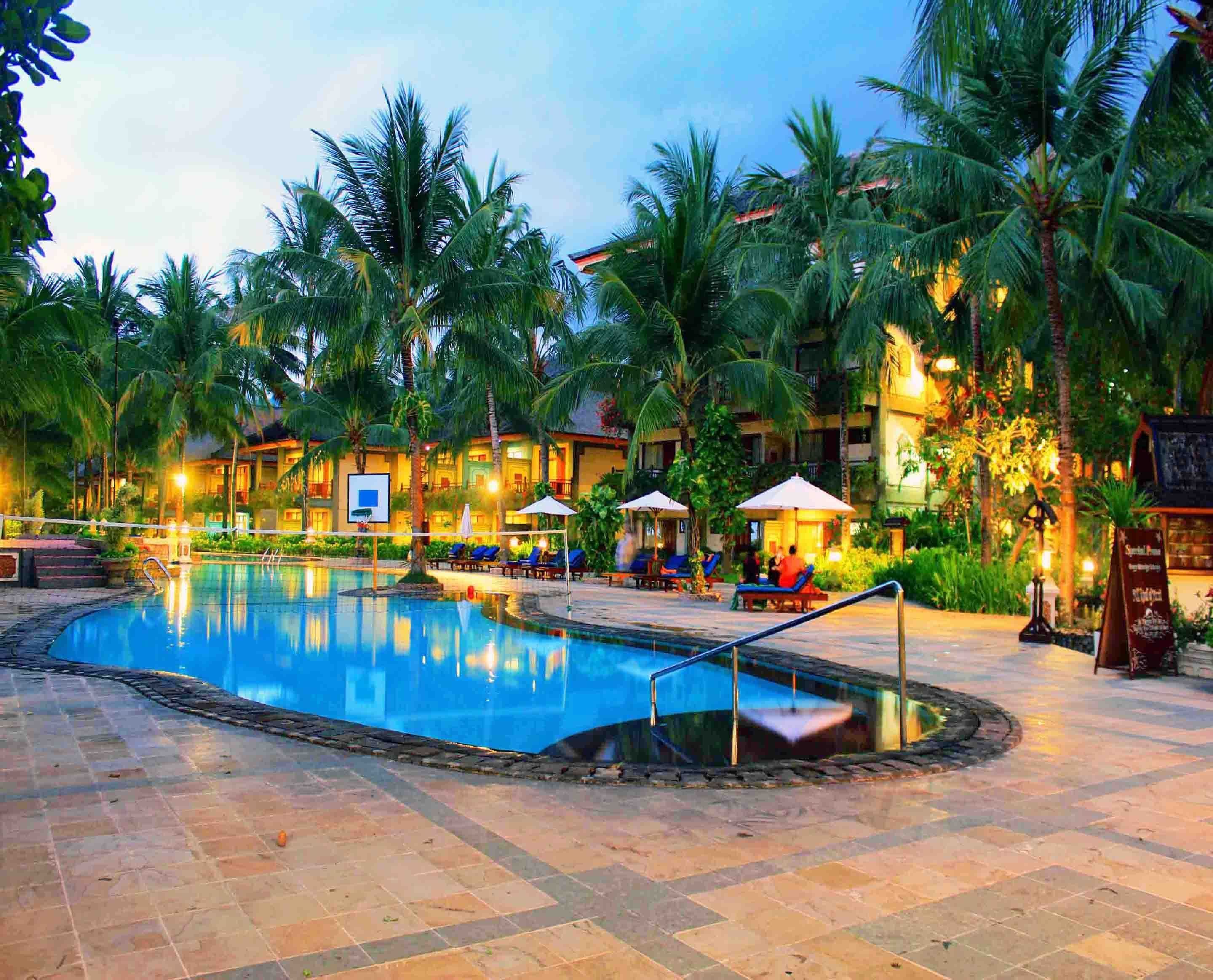 2 outdoor pools, sun loungers