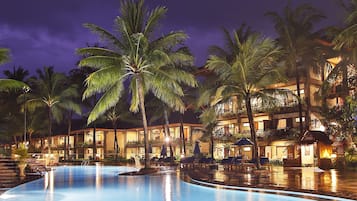 2 outdoor pools, pool loungers