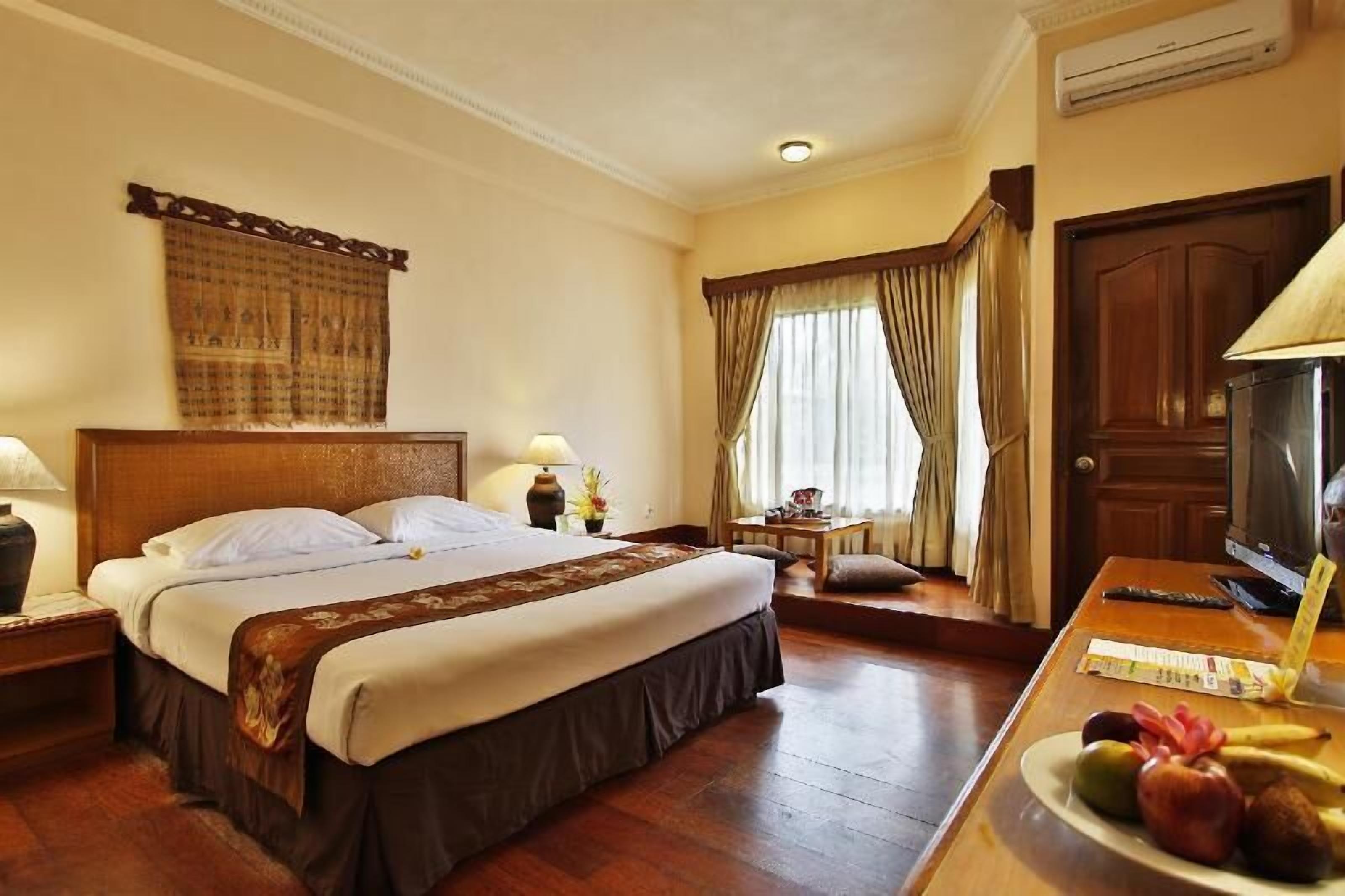 Minibar, in-room safe, desk, iron/ironing board