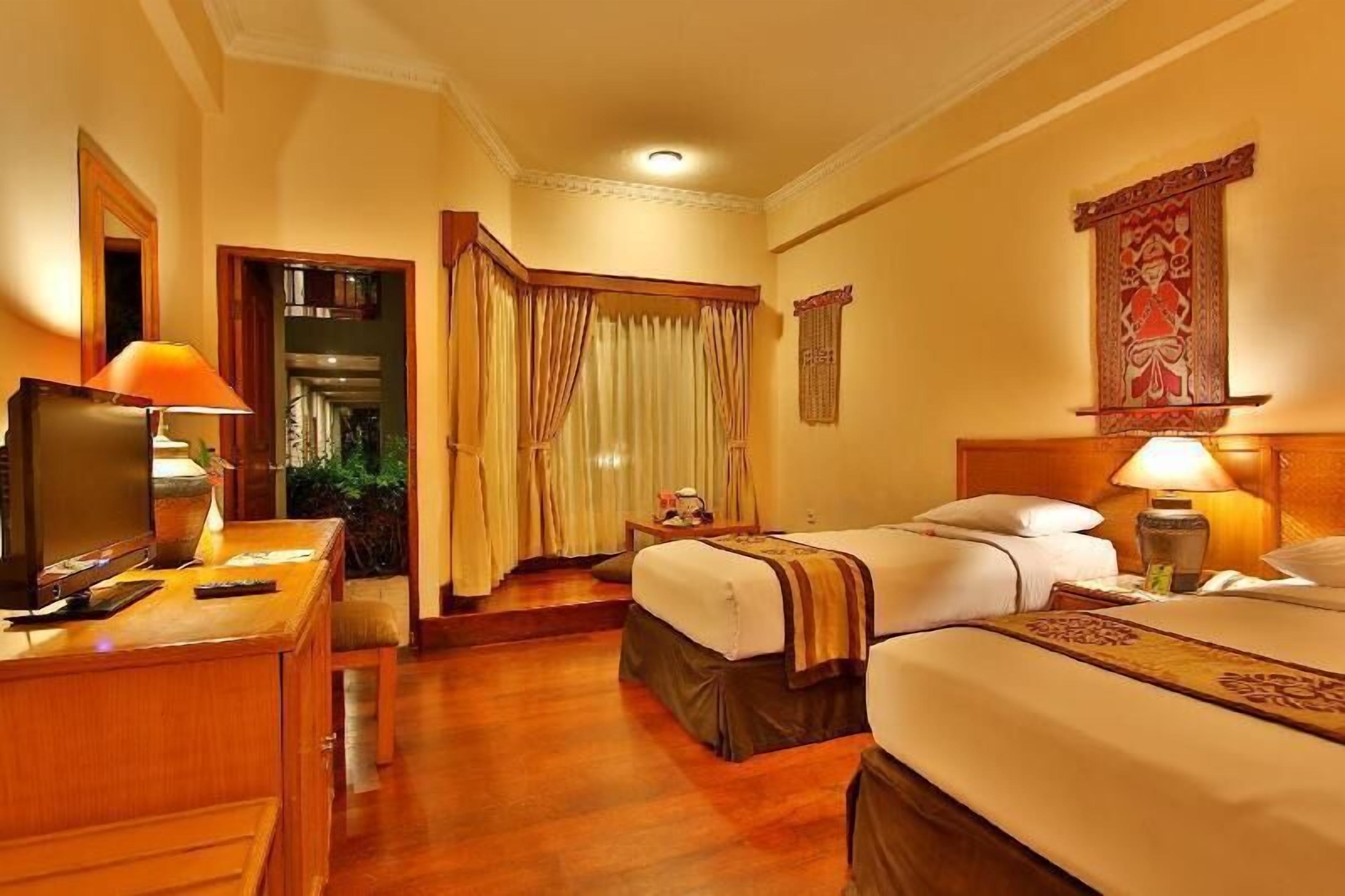 Minibar, in-room safe, desk, iron/ironing board