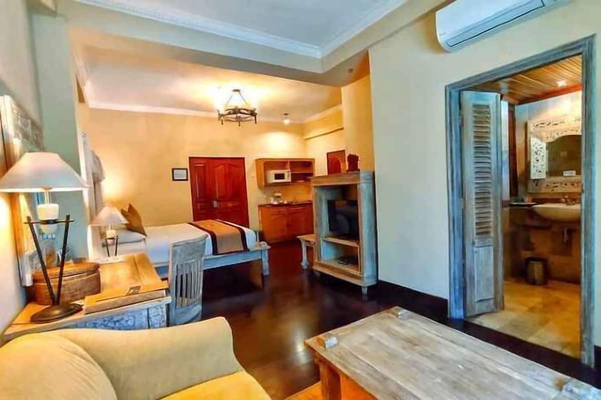 Minibar, in-room safe, desk, iron/ironing board