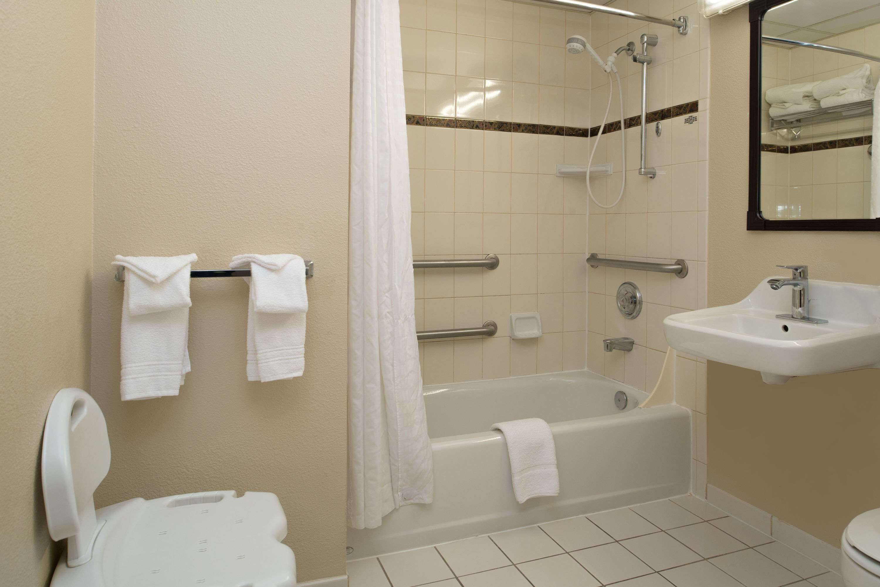 Un baño con inodoro, bañera, ducha y lavamanos.