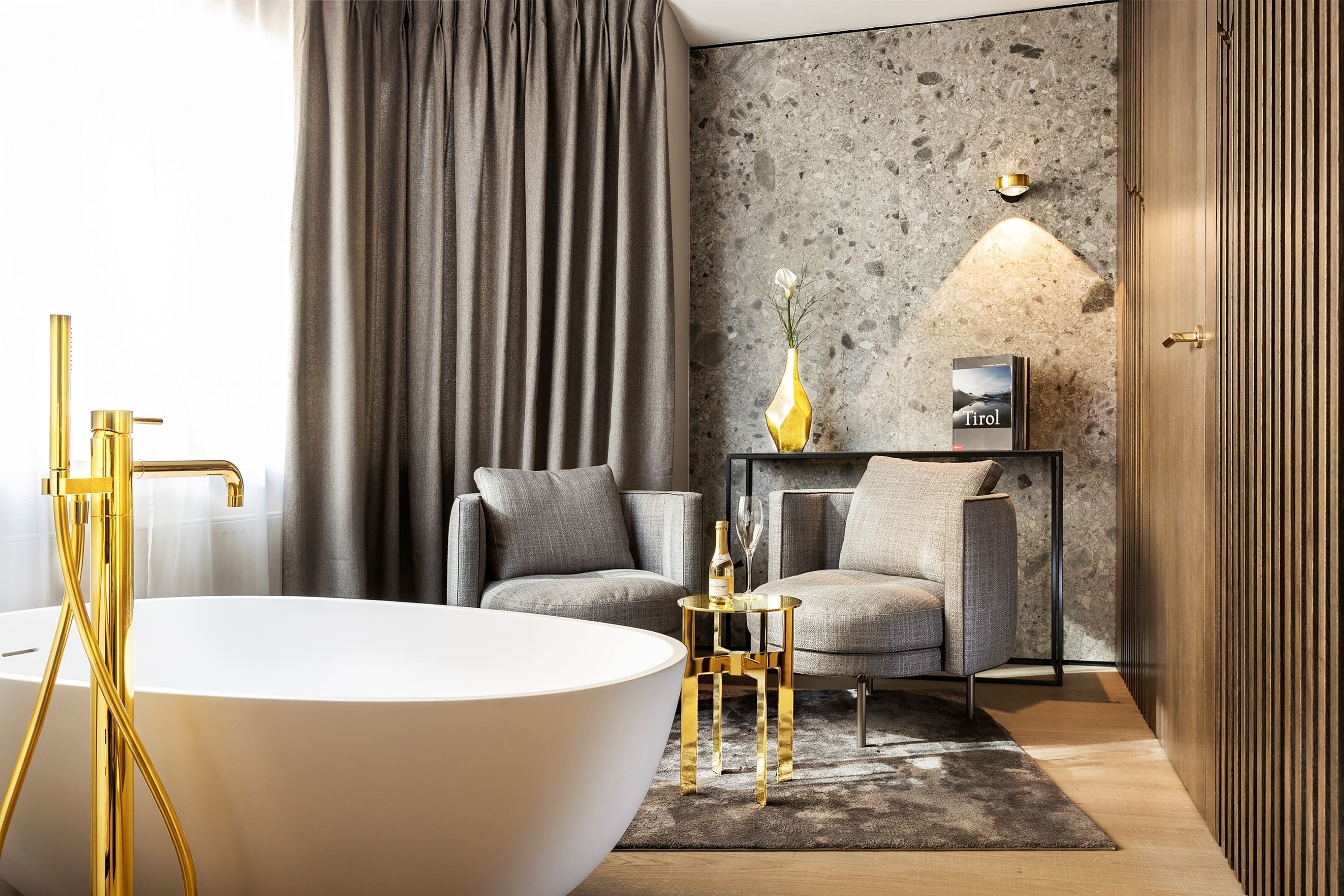 junior suite | deep-soaking bathtub
