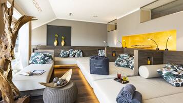 Una habitación moderna y luminosa con un sofá, una mesita de centro y una pieza decorativa de madera.