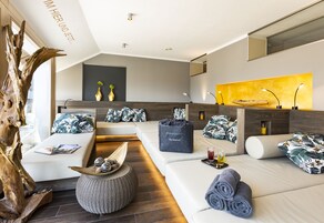 Una habitación moderna y luminosa con un sofá, una mesita de centro y una pieza decorativa de madera.