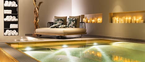 Indoor pool, sun loungers