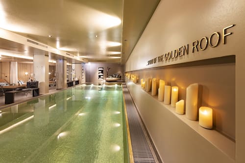 Piscine couverte, chaises longues