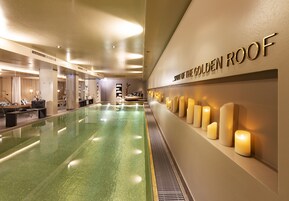 Una piscina techada, sillones reclinables de piscina