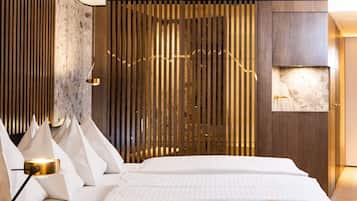 Junior Suite | Premium bedding, in-room safe, desk, blackout drapes