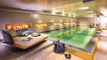 Innenpool, Liegestühle