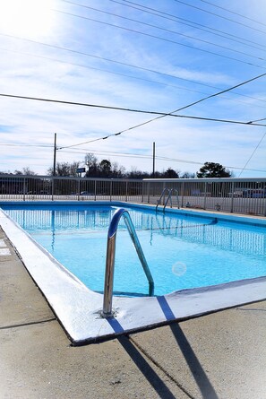 Una piscina al aire libre de temporada