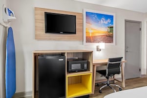 Roupas de cama premium, escrivaninha, cortinas blackout