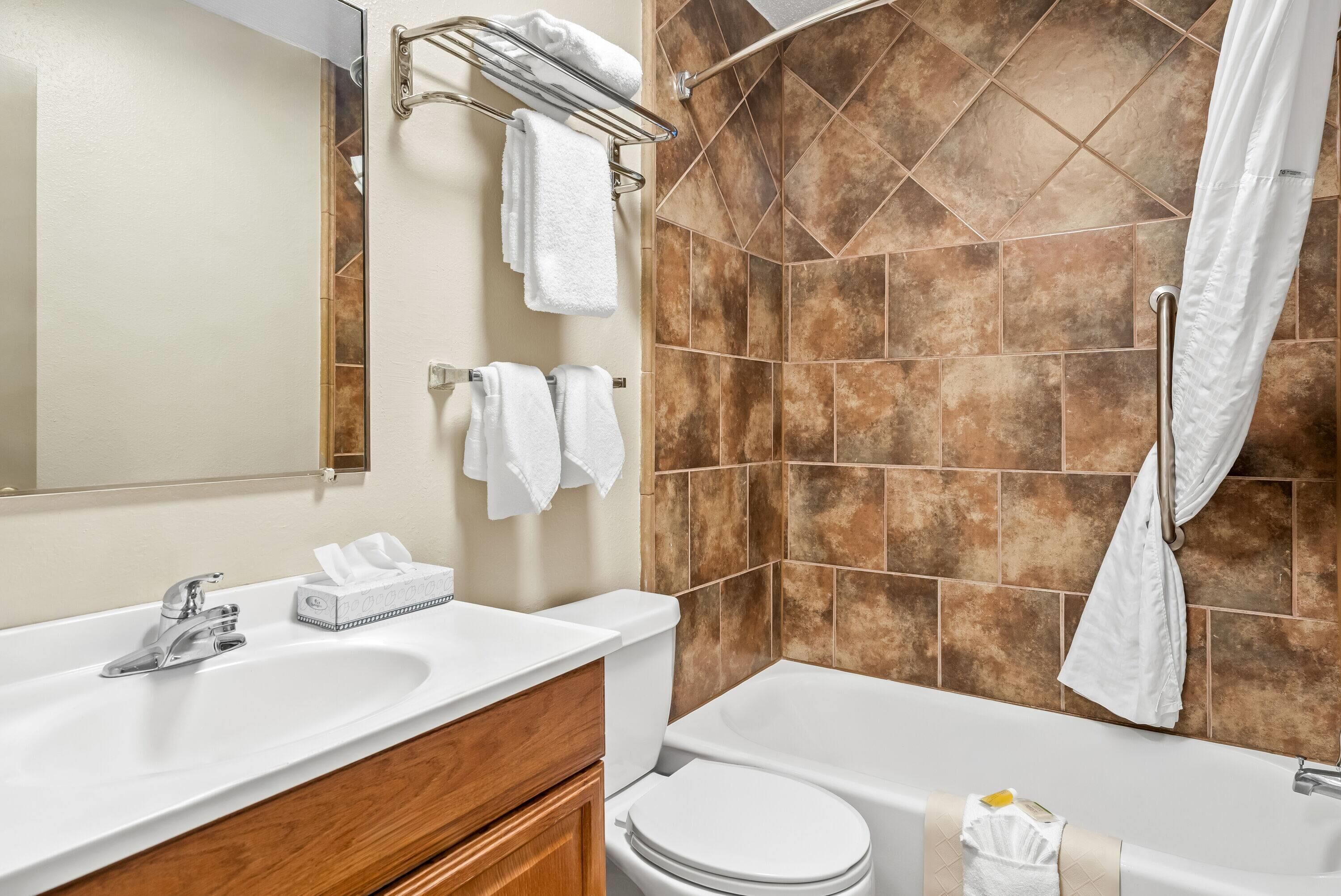 Suite estudio, 1 cama King size, para no fumadores | Baño | Secadora de cabello y toallas 