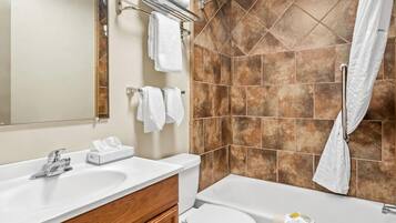 Suite estudio, 1 cama King size, para no fumadores | Baño | Secadora de cabello y toallas