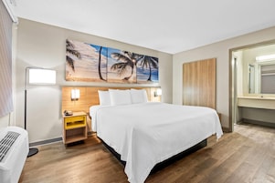 Roupas de cama premium, escrivaninha, cortinas blackout