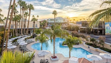 Utendørsbasseng og solsenger