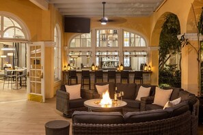 3 bars/lounges, lobby lounge