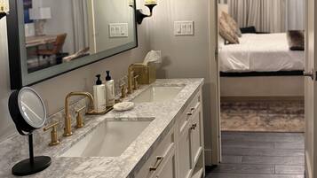 Suite, 1 soverom, balkong, bakgårdsutsikt (Dining) | Bad | Toalettartikler (inkludert), hårføner, håndklær og såpe