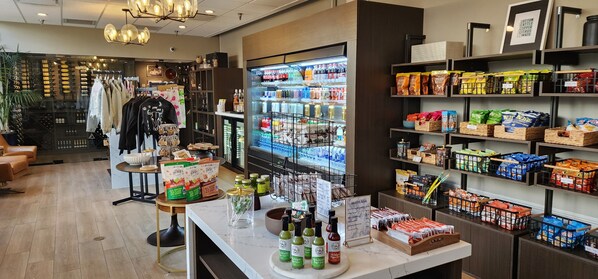 Una tienda con una amplia variedad de productos, como bocadillos, bebidas y ropa.
