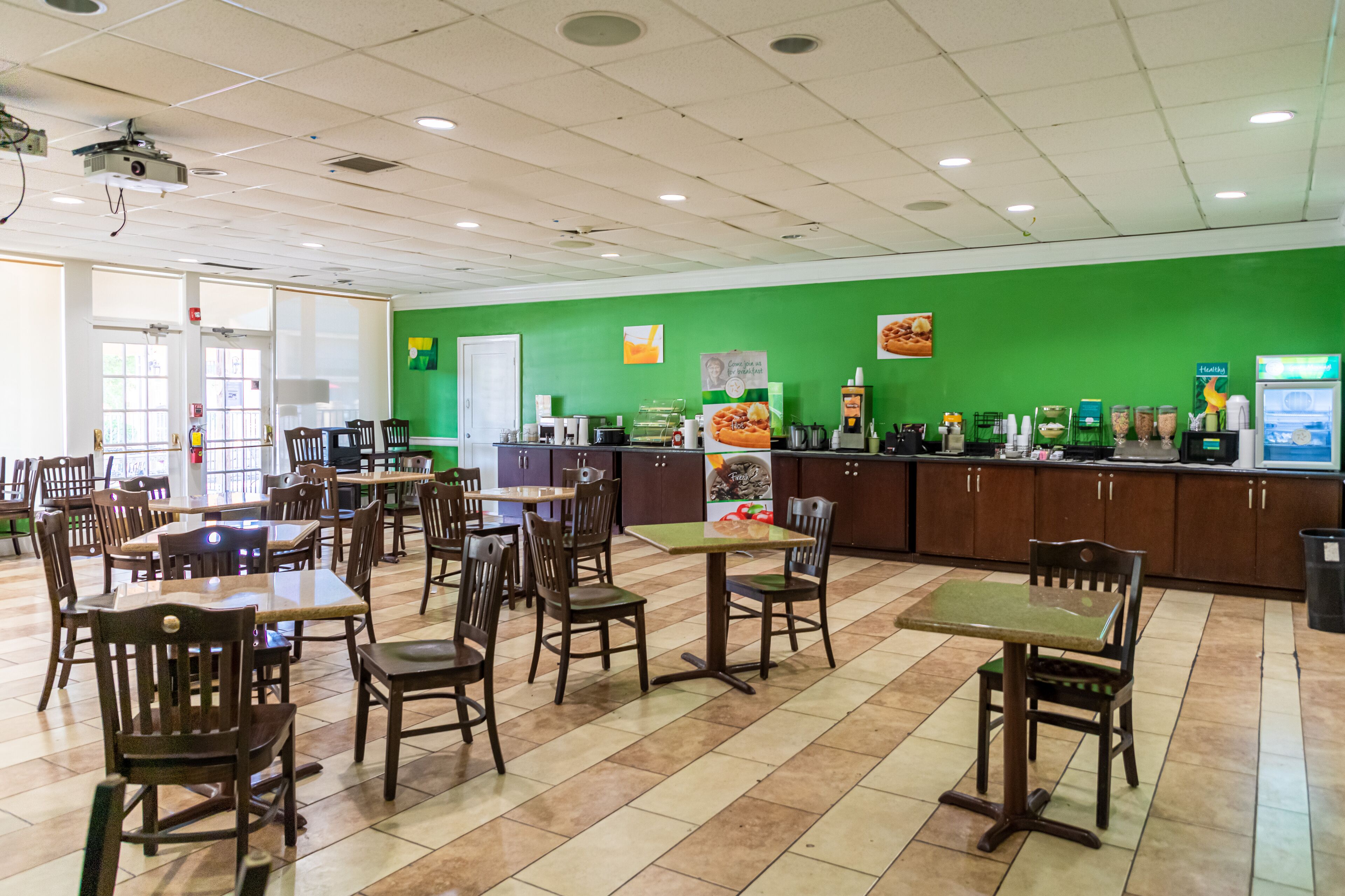 Tägliches inbegriffenes kontinentales Frühstück