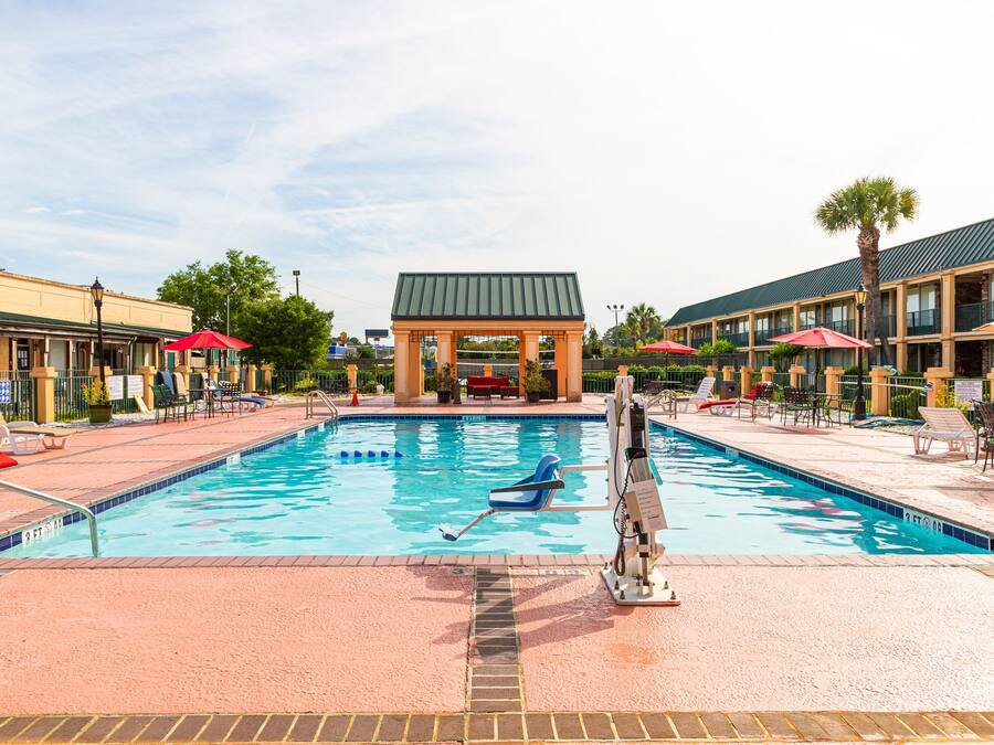 Een seizoensgebonden buitenzwembad