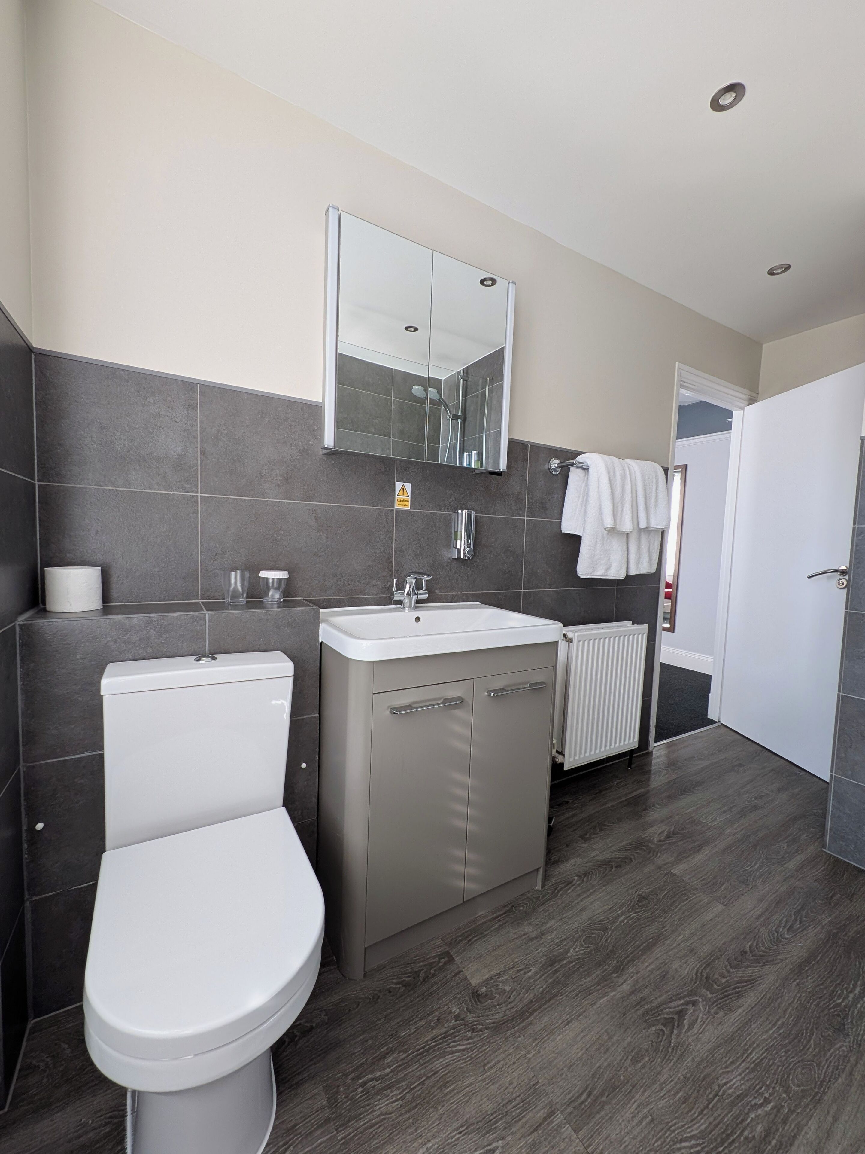 standard double room | bathroom | combined shower/bathtub, free toiletries, hair dryer, towels