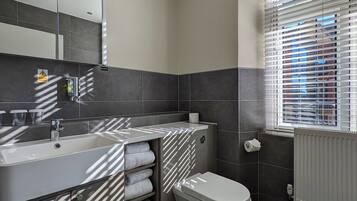 Kamar Triple Standar | Kamar mandi | Kombinasi shower/bathtub dan perlengkapan mandi gratis