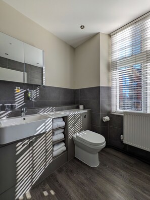 Quarto triplo standard | Banheiro | Chuveiro/banheira combinados, produtos de toalete grátis