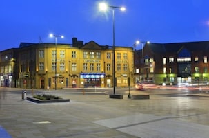 Fachada de la propiedad por la tarde o noche