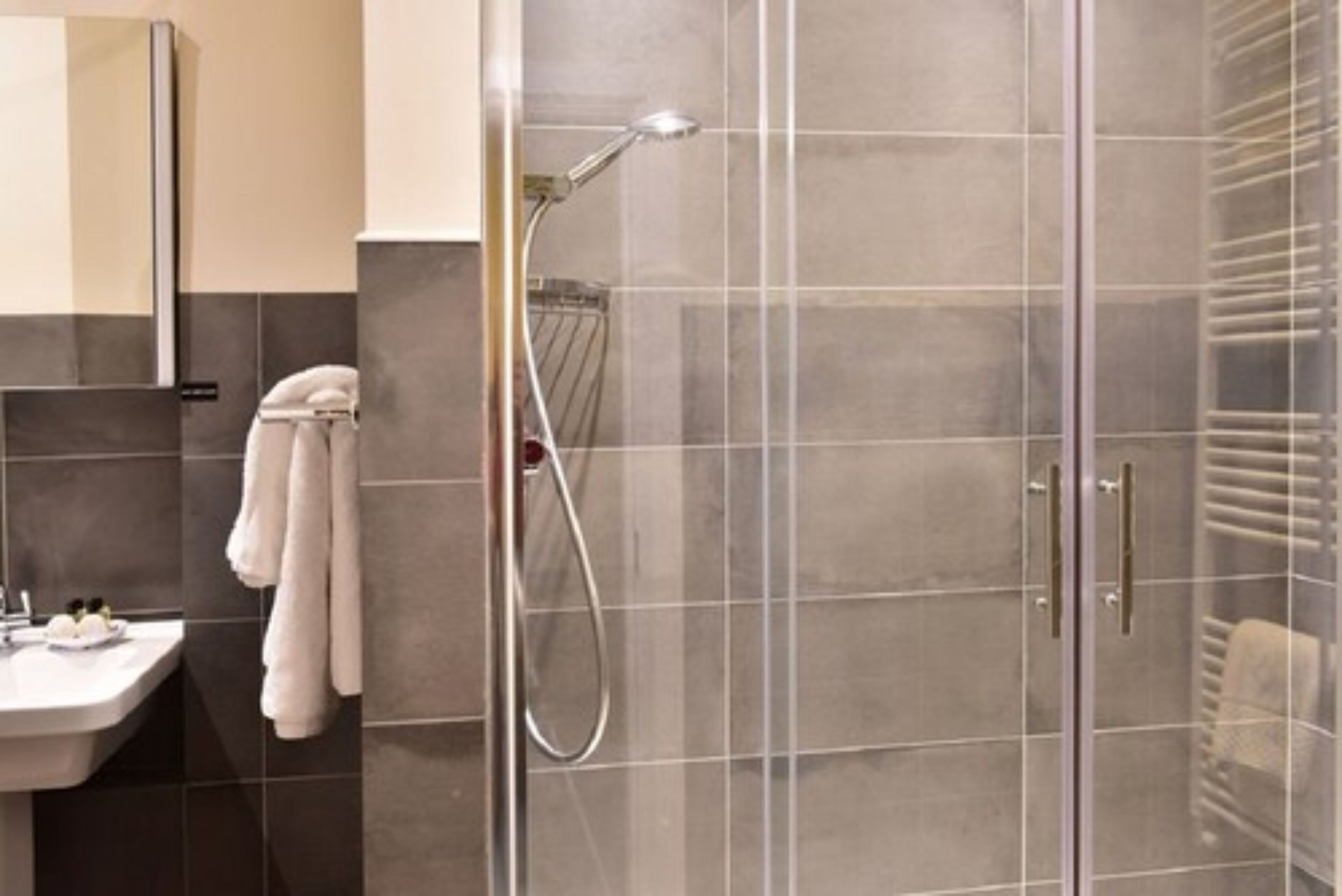 standard twin room | bathroom | combined shower/bathtub, free toiletries, hair dryer, towels