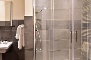 Standard Twin Room | Bathroom - Royal Oxford Hotel (Oxford)