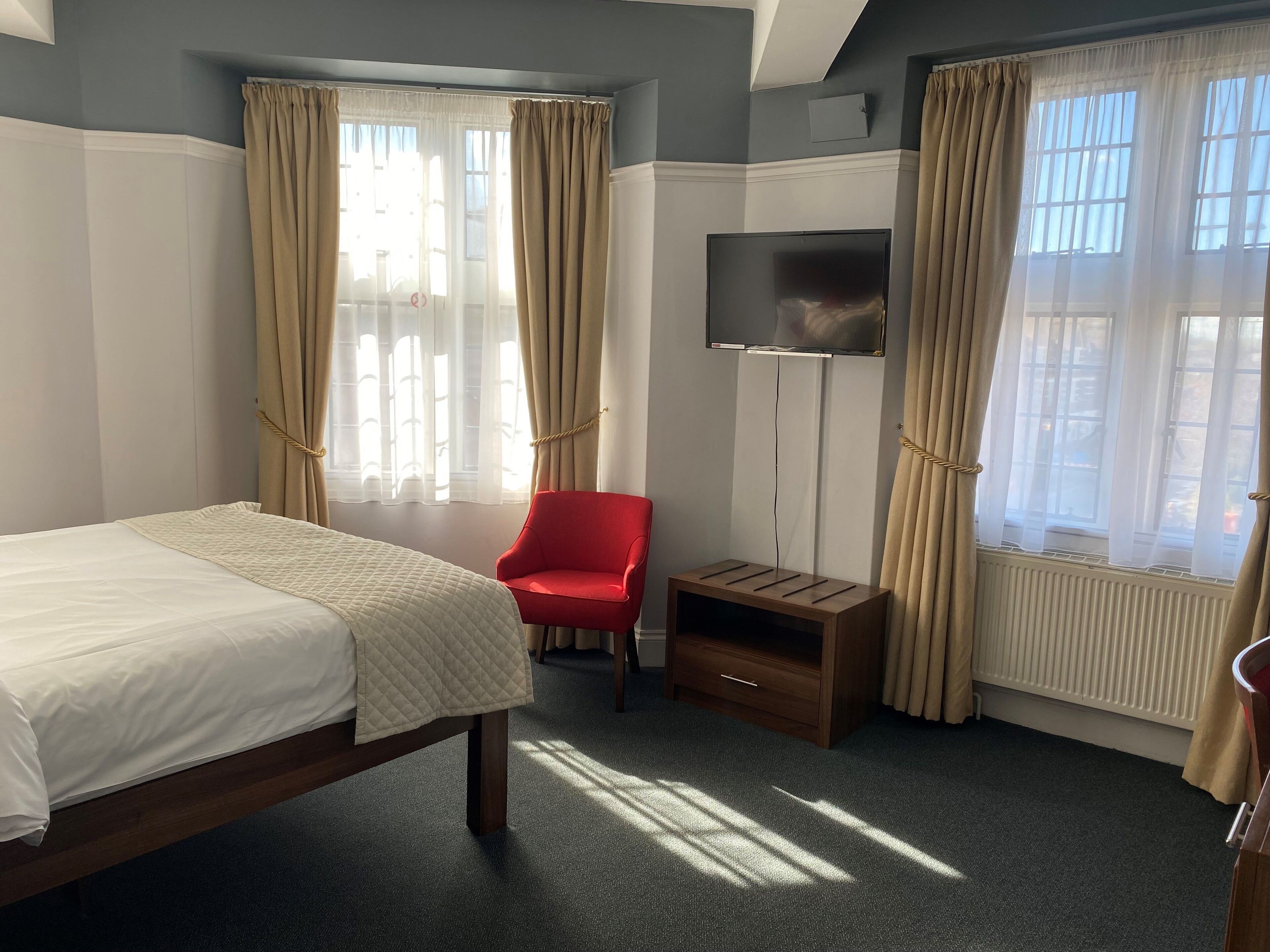standard double room | in-room safe, desk, blackout curtains, iron/ironing board