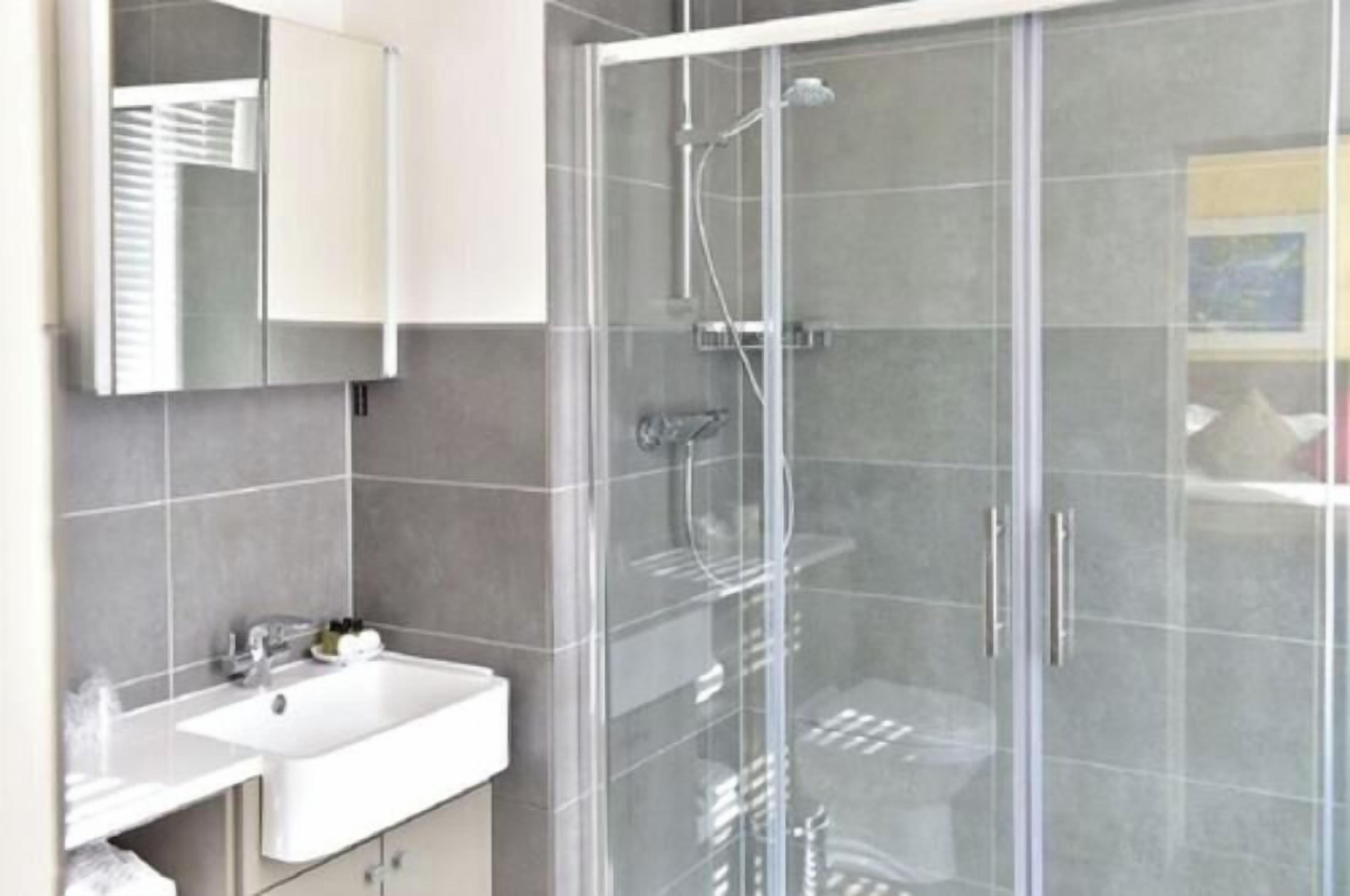 浴室 | 淋浴/盆浴组合、免费洗浴用品、吹风机、毛巾