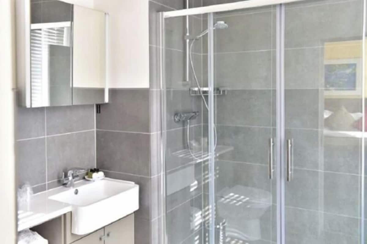 Bathroom | Combined shower/tub, free toiletries, hair dryer, towels