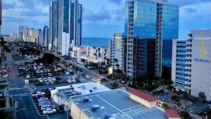 Un paisaje urbano con edificios modernos, una marina y un estacionamiento.