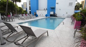 Piscina a l'aire lliure de temporada (horari: 09:00-22:00) i gandules 