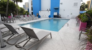 Piscina a l'aire lliure de temporada (horari: 09:00-22:00) i gandules