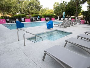 Seasonal outdoor pool, open 9:00 AM to 10:00 PM, pool loungers