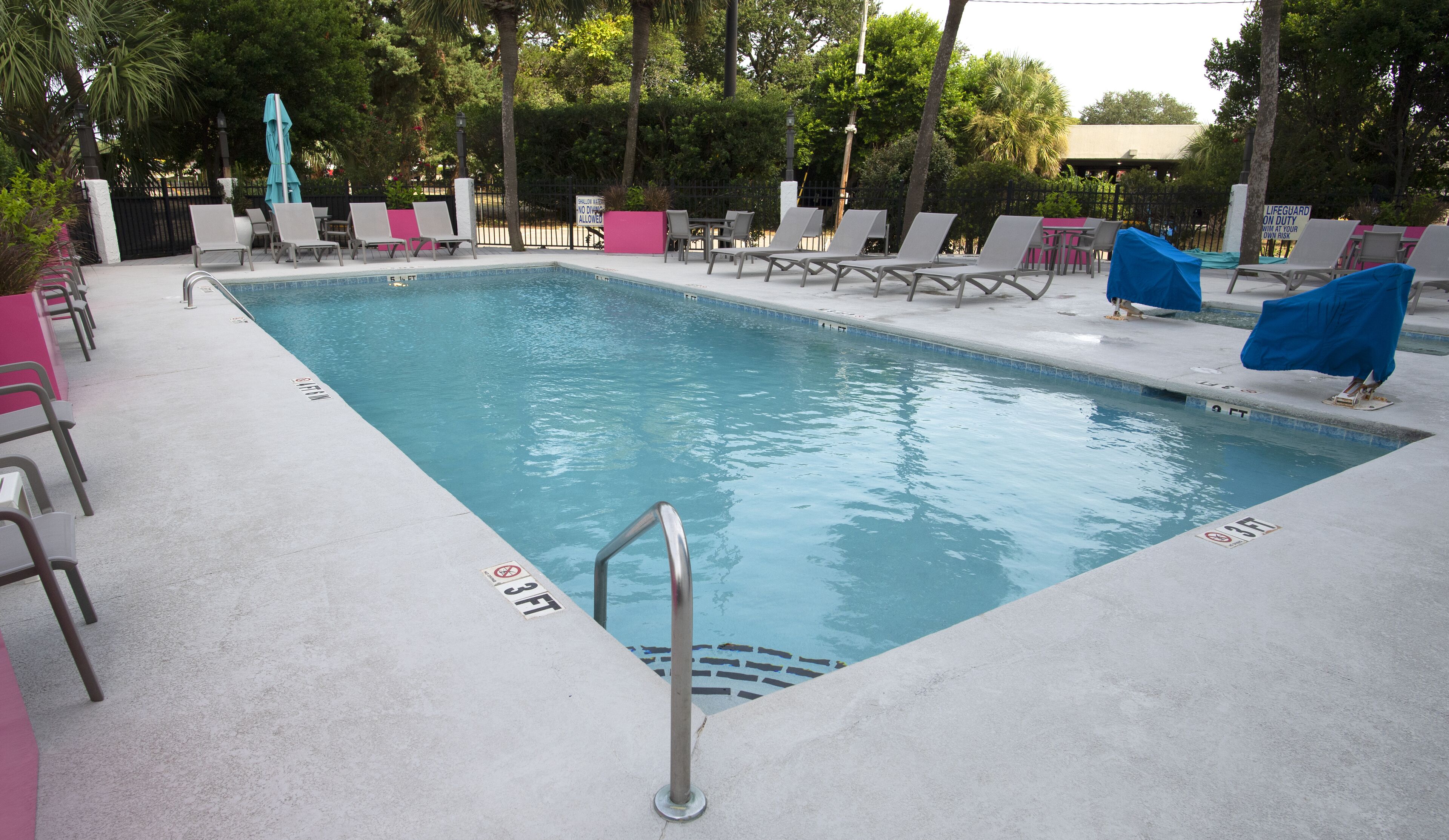 Seasonal outdoor pool, open 9:00 AM to 10:00 PM, sun loungers