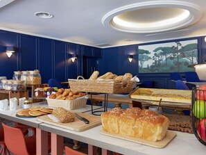 Café da manhã com buffet diário (EUR 20 por pessoa) 