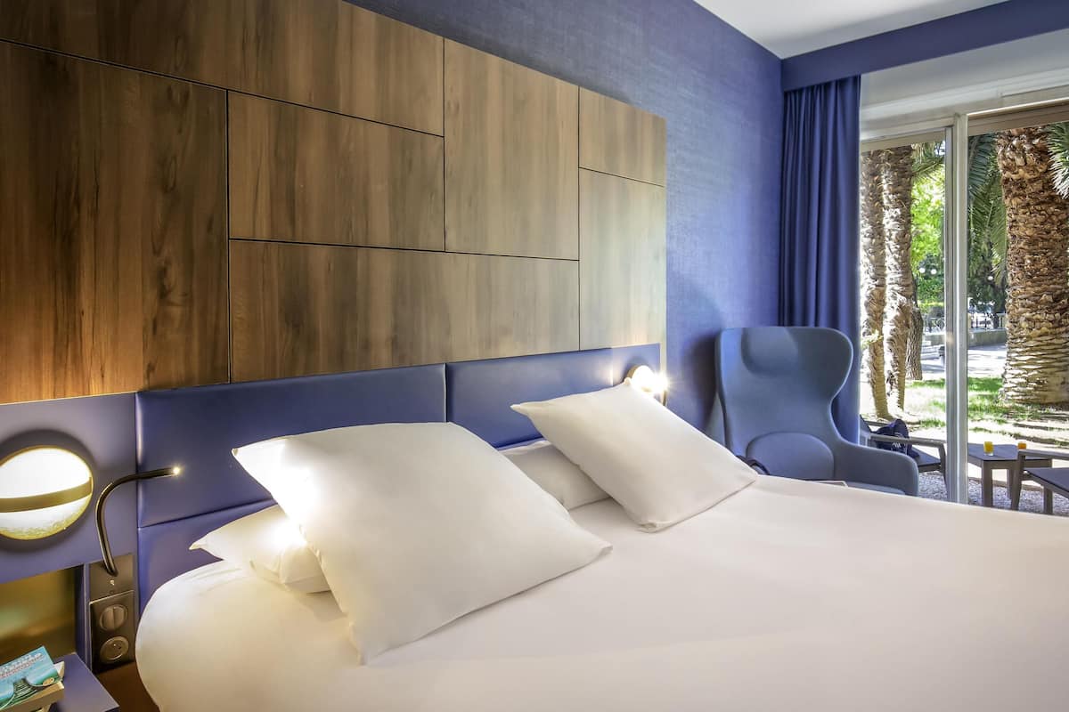 Phòng phong cách cổ điển, 1 giường đôi, quang cảnh vườn | Bộ đồ giường cao cấp, két bảo mật tại phòng, bàn 